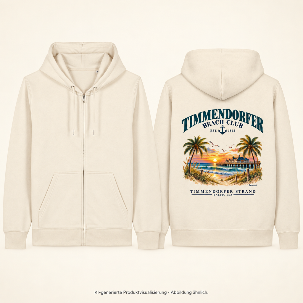 KI-generierte Produktvisualisierung: Bio-Zipper in Natural Raw, links unbedruckte Vorderseite mit Reißverschluss, Kapuze und Fronttaschen; rechts Rückseite mit Timmendorfer-Beach-Club-Backprint.
