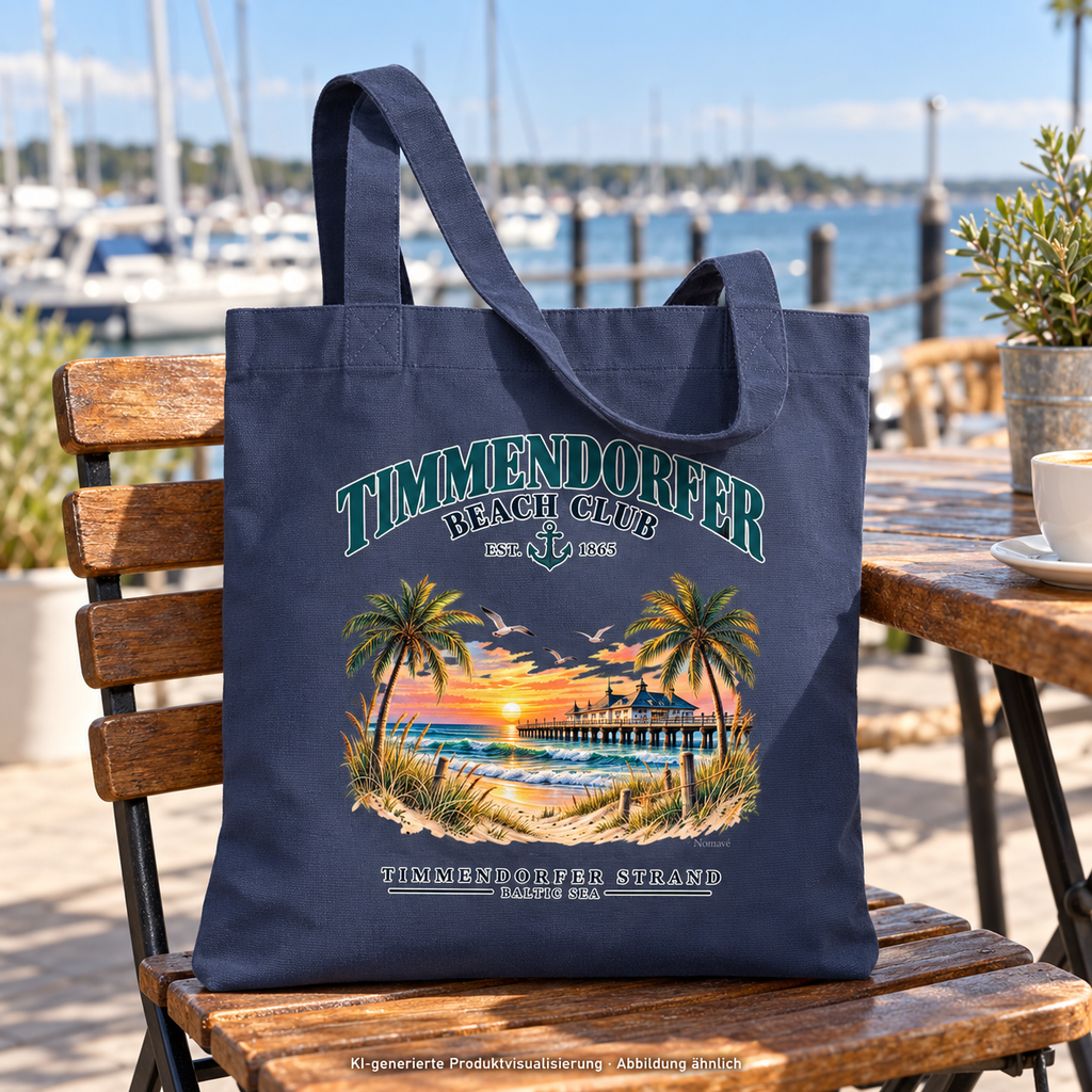 KI-generierte Produktvisualisierung: Einkaufstasche in Midnight Blue mit Timmendorfer-Beach-Club-Außenmotiv auf einem Stuhl im Küstencafé.