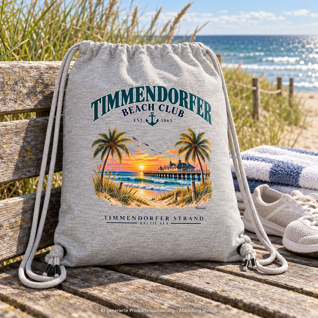 KI-generierte Produktvisualisierung: Canvas-Turnbeutel in Heather Grey mit Timmendorfer-Beach-Club-Außenmotiv auf einer Holzbank an der Küste.