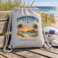 KI-generierte Produktvisualisierung: Canvas-Turnbeutel in Heather Grey mit Timmendorfer-Beach-Club-Außenmotiv auf einer Holzbank an der Küste.