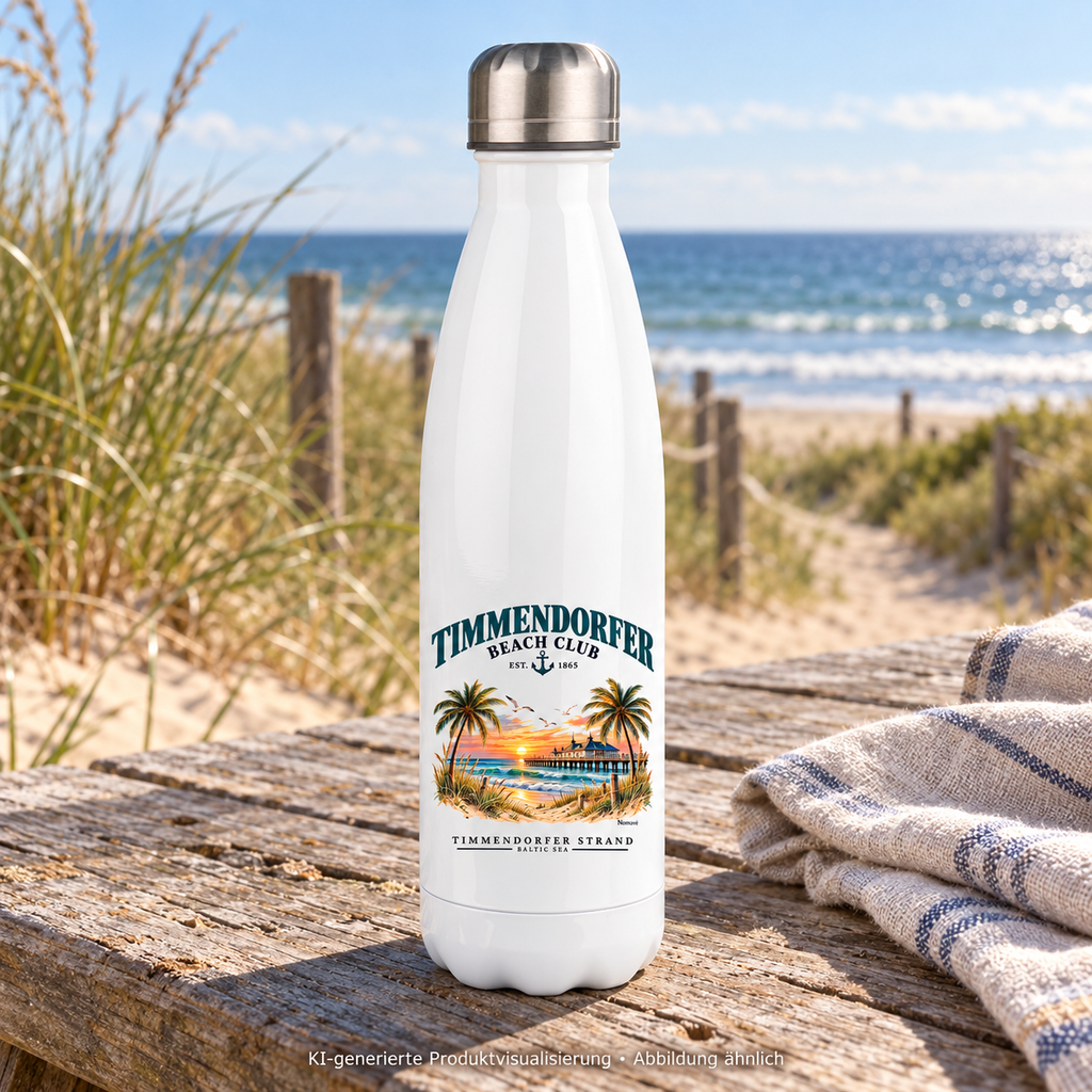 KI-generierte Produktvisualisierung: Weiße Thermoflasche 500 ml mit silbernem Deckel und Timmendorfer-Beach-Club-Außenmotiv auf einer Holzbank an den Dünen.