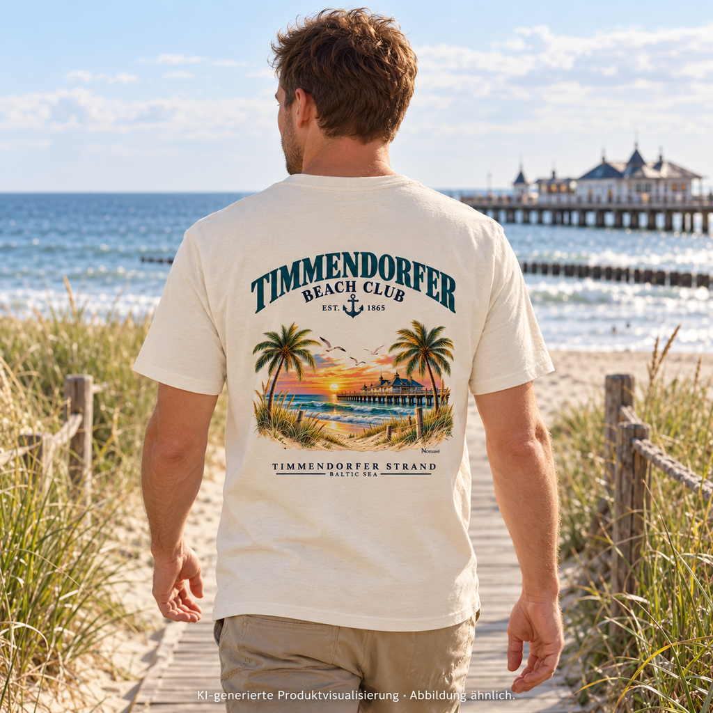 KI-generierte Produktvisualisierung: Mann im Unisex Bio-T-Shirt Natural Raw mit Timmendorfer-Beach-Club-Rückendruck auf einem Dünenweg.