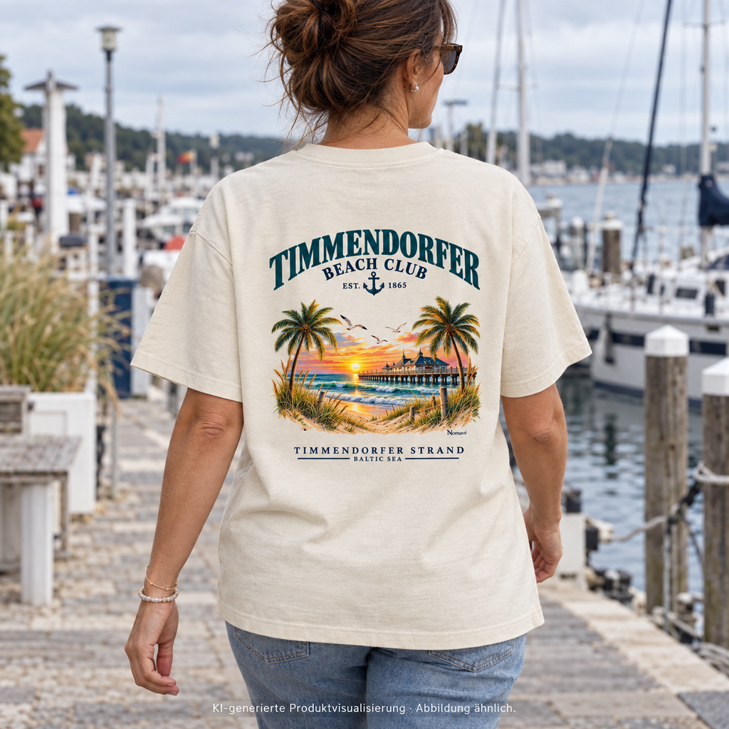 KI-generierte Produktvisualisierung: Frau im Bio-Heavy-T-Shirt Natural Raw mit Timmendorfer-Beach-Club-Rückendruck an einer Marina.