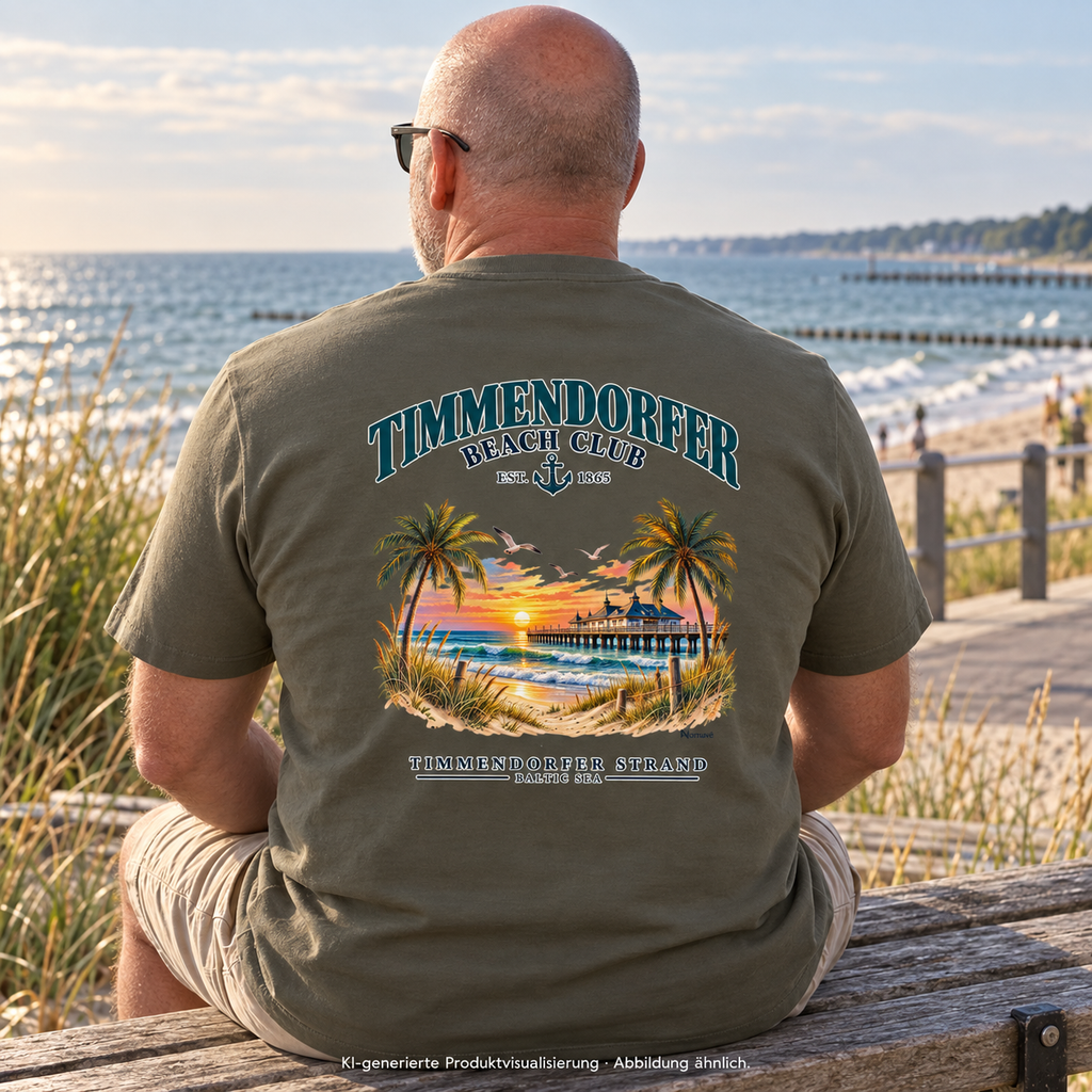 KI-generierte Produktvisualisierung: Mann im Bio-Heavy-T-Shirt Khaki mit Timmendorfer-Beach-Club-Rückendruck auf einer Bank am Meer.