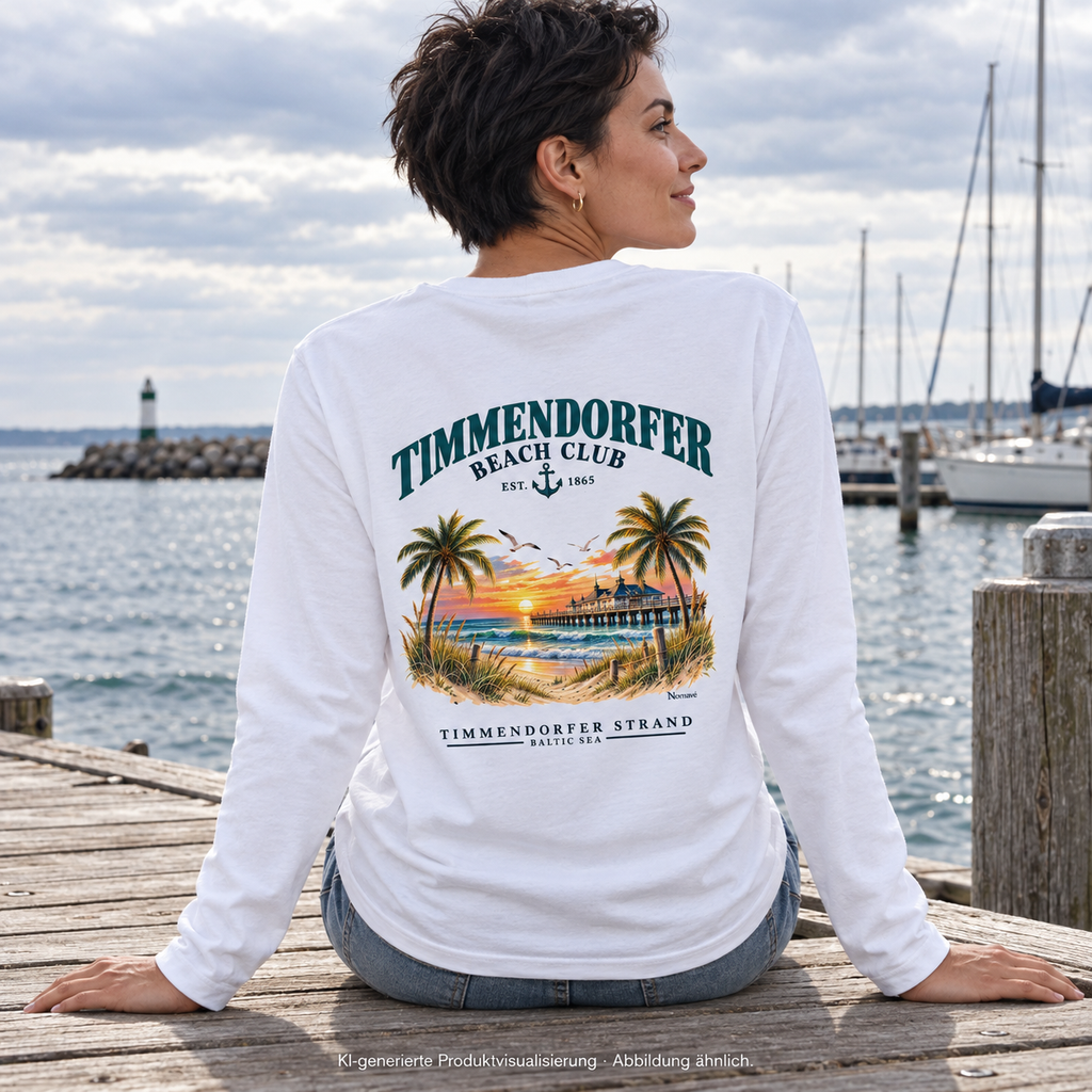 KI-generierte Produktvisualisierung: Frau im weißen Unisex Bio-Longsleeve mit Timmendorfer-Beach-Club-Rückendruck auf einem Holzsteg.