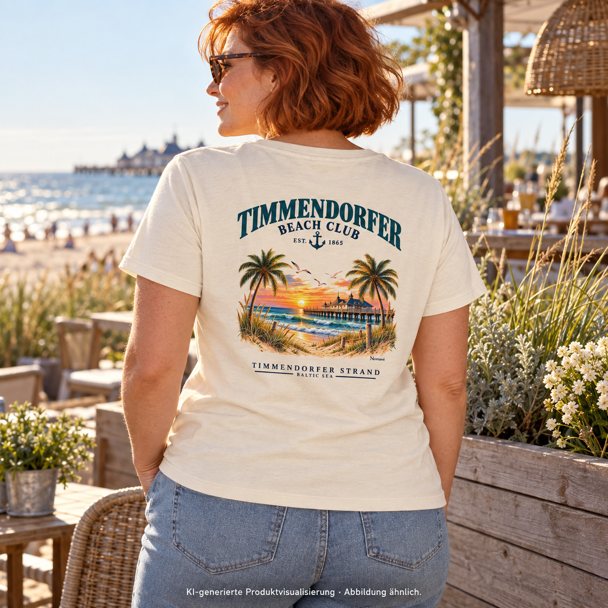KI-generierte Produktvisualisierung: Frau im Damen Bio-T-Shirt Natural Raw mit Timmendorfer-Beach-Club-Rückendruck bei einem Strandcafé.