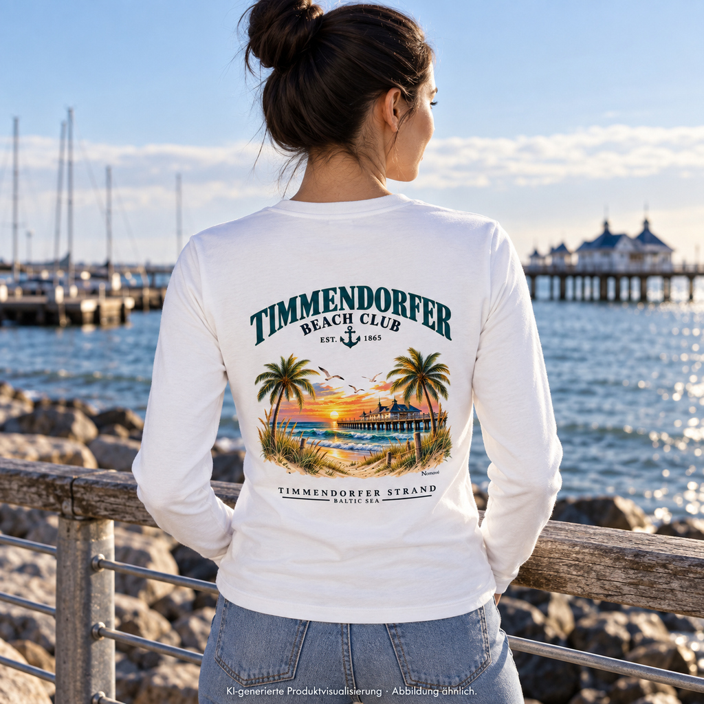 KI-generierte Produktvisualisierung: Frau im weißen Damen Bio-Longsleeve mit Timmendorfer-Beach-Club-Rückendruck an einem Hafengeländer.