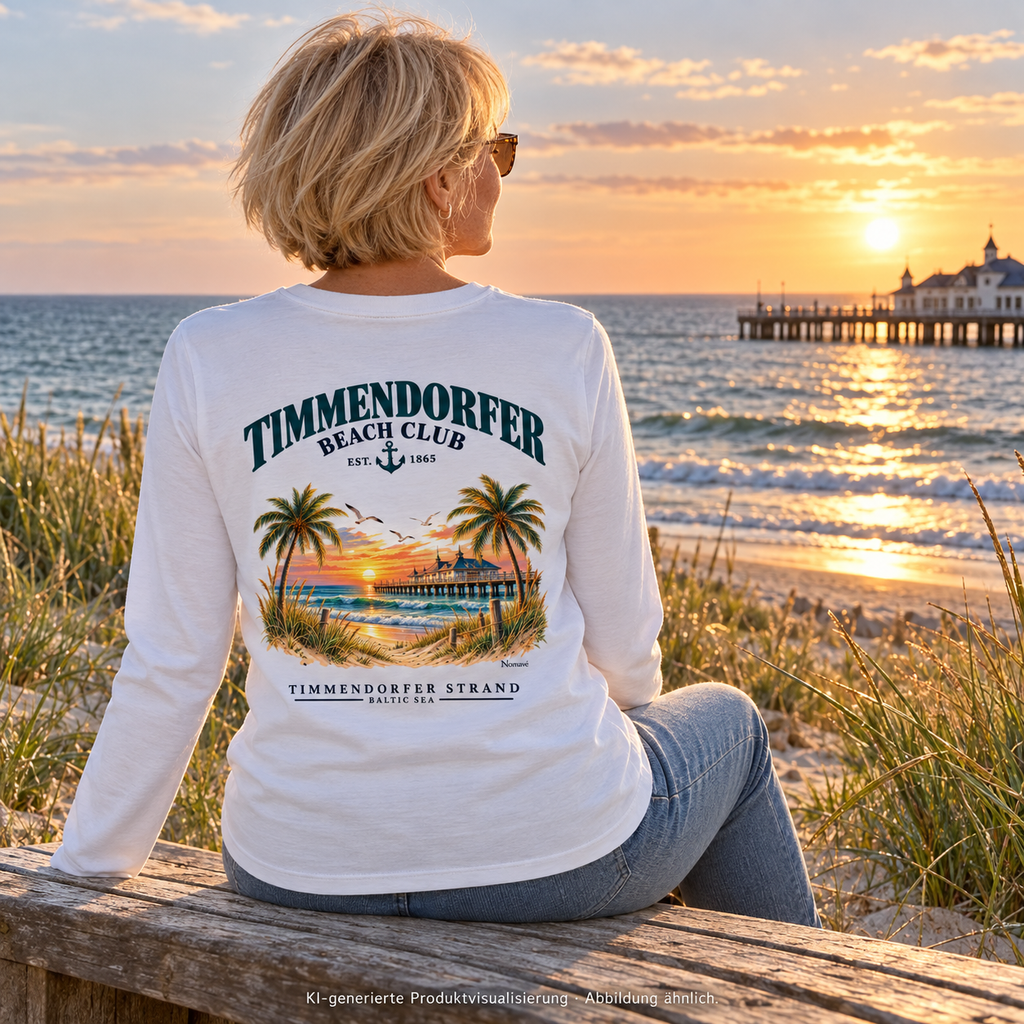 KI-generierte Produktvisualisierung: Frau im weißen Damen Bio-Longsleeve mit Timmendorfer-Beach-Club-Rückendruck auf einer Bank am Dünenrand.