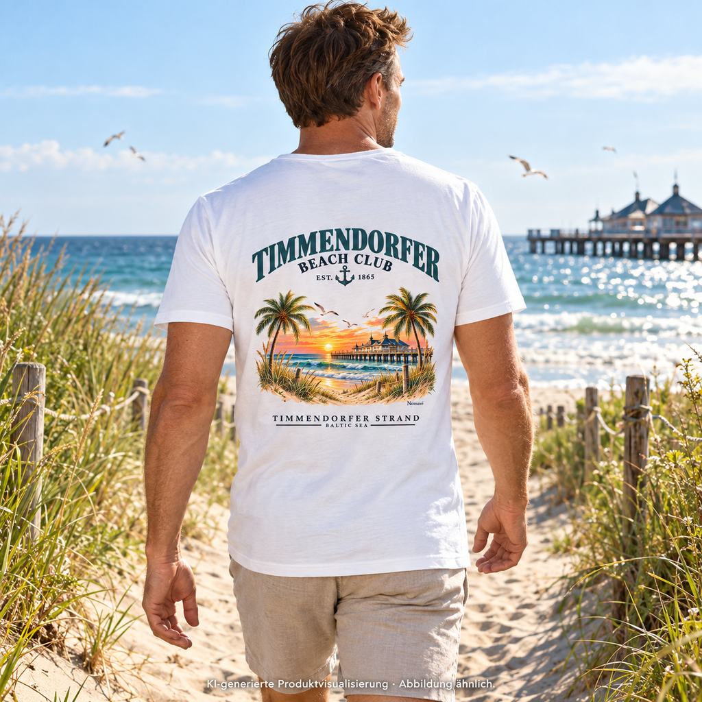 KI-generierte Produktvisualisierung: Mann im weißen Herren Bio-V-Neck-Shirt, Rückansicht mit Timmendorfer-Beach-Club-Backprint auf einem Strandweg.