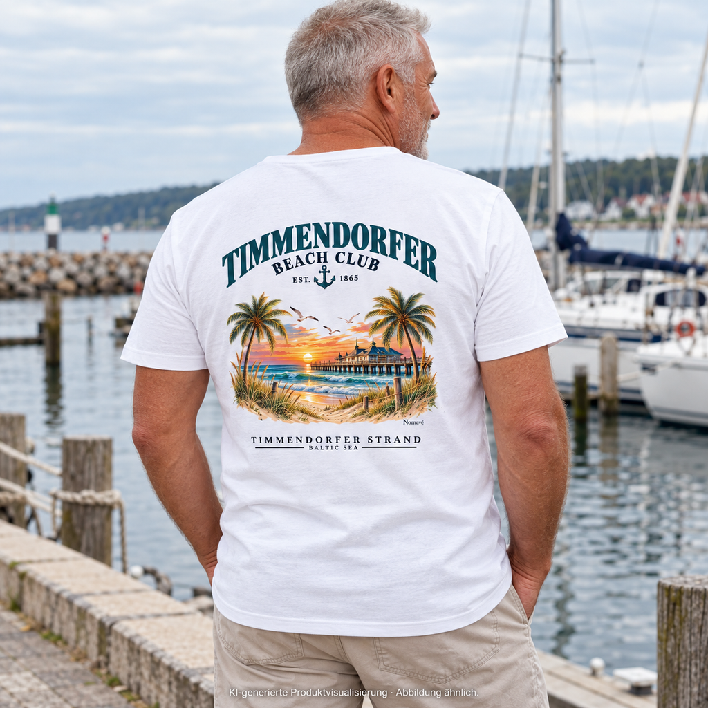 KI-generierte Produktvisualisierung: Mann im weißen Herren Bio-V-Neck-Shirt mit Timmendorfer-Beach-Club-Rückendruck an einem Marinakai.