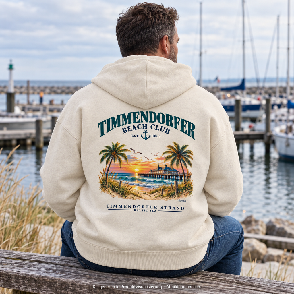 KI-generierte Produktvisualisierung: Mann im Bio-Oversize-Hoodie Natural Raw mit Timmendorfer-Beach-Club-Rückendruck auf einer Marinabank.