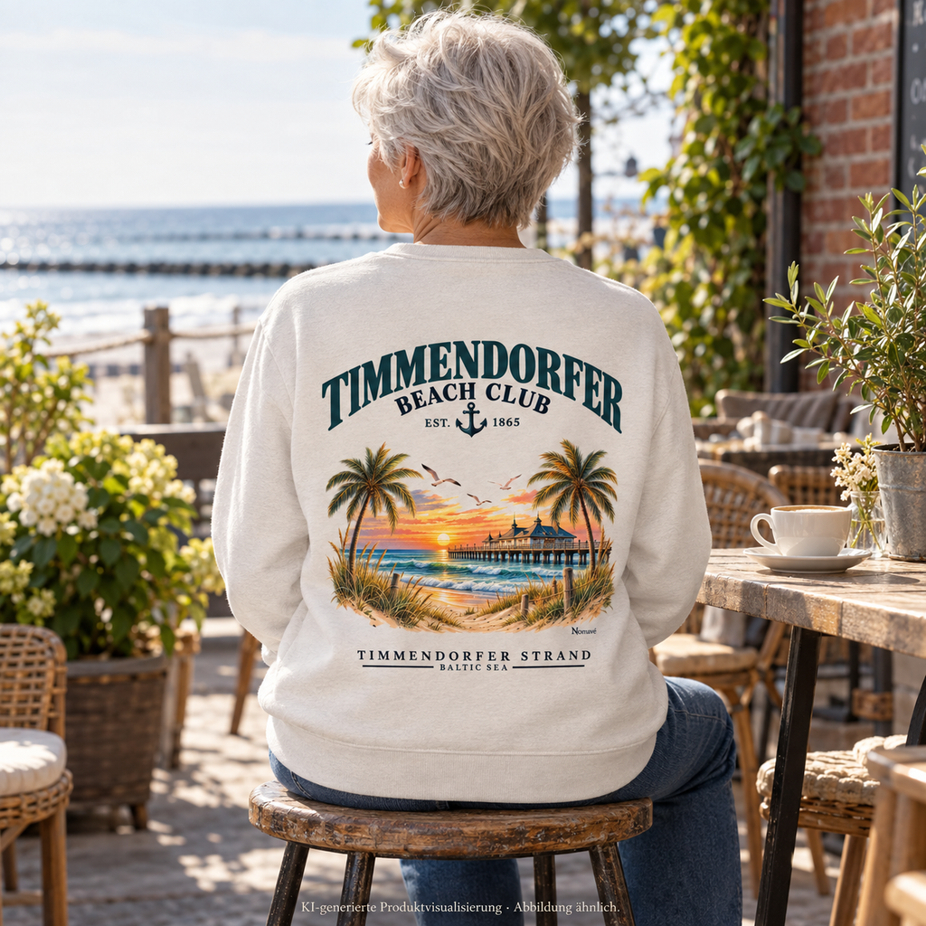 KI-generierte Produktvisualisierung: Frau im Unisex-Bio-Sweatshirt in Vintage White mit Timmendorfer-Beach-Club-Rückendruck, auf einem Hocker im Küstencafé.