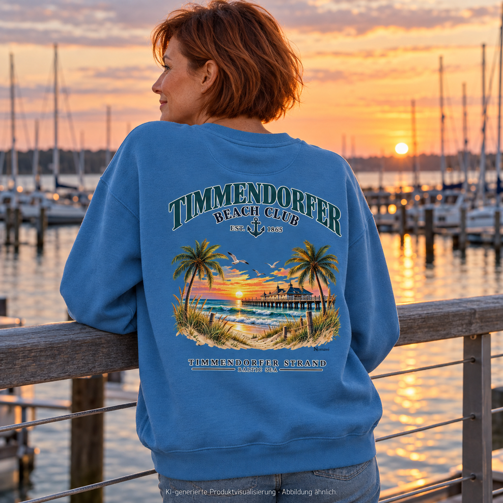 KI-generierte Produktvisualisierung: Frau im Unisex-Bio-Oversize-Sweatshirt in Mindful Blue, Timmendorfer-Beach-Club-Backprint am Geländer einer Marina.