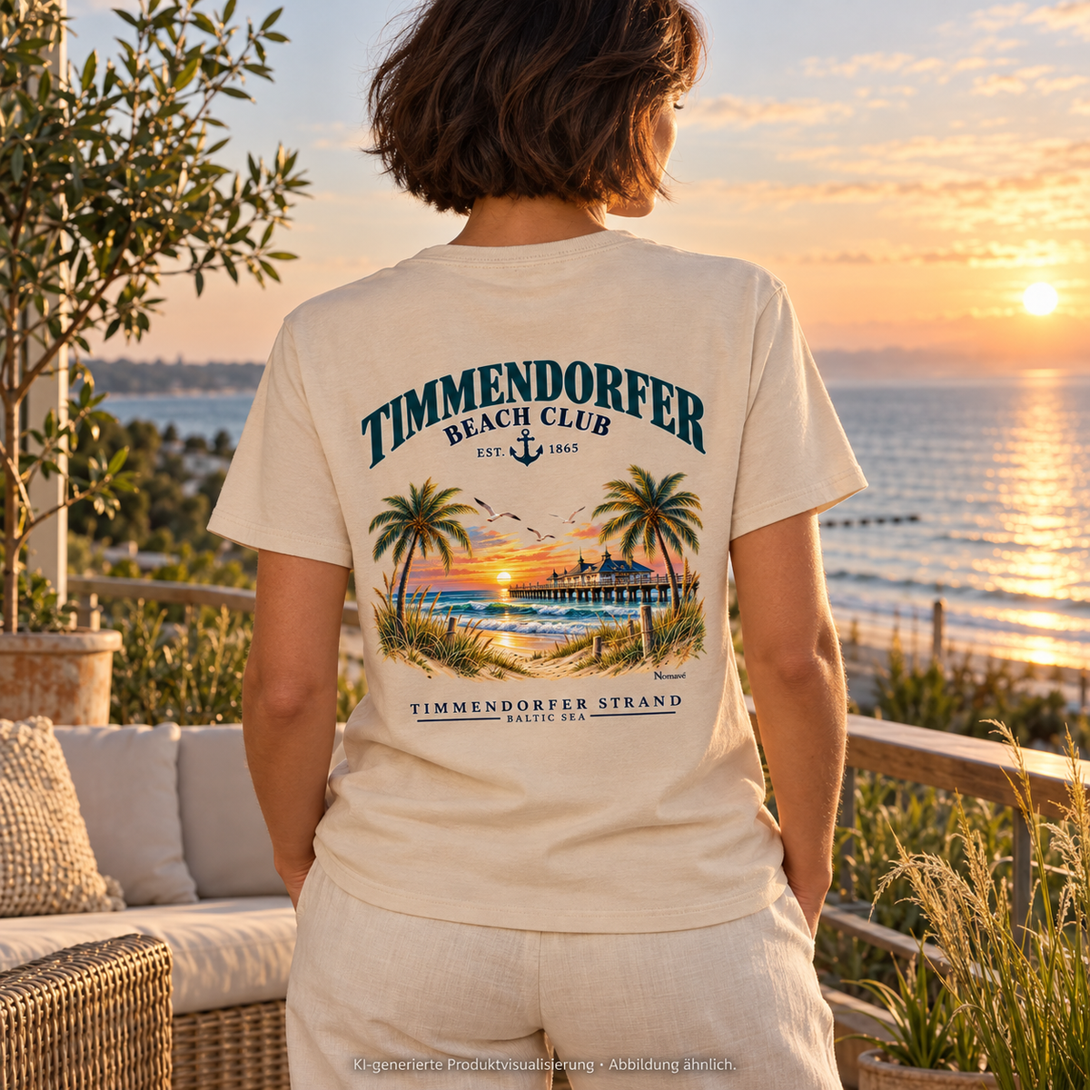 KI-generierte Produktvisualisierung: Frau im Essential Unisex-T-Shirt in Natural, Timmendorfer-Beach-Club-Rückendruck auf einem Balkon mit Meerblick.
