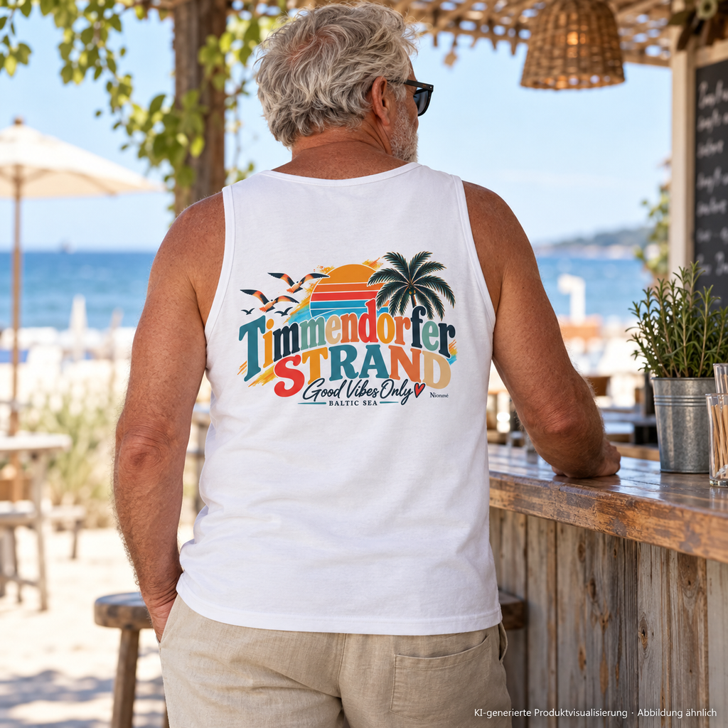 KI-generierte Produktvisualisierung: weißes Herren-Tanktop mit Timmendorfer-Strand-Rückenmotiv im Strandcafé.