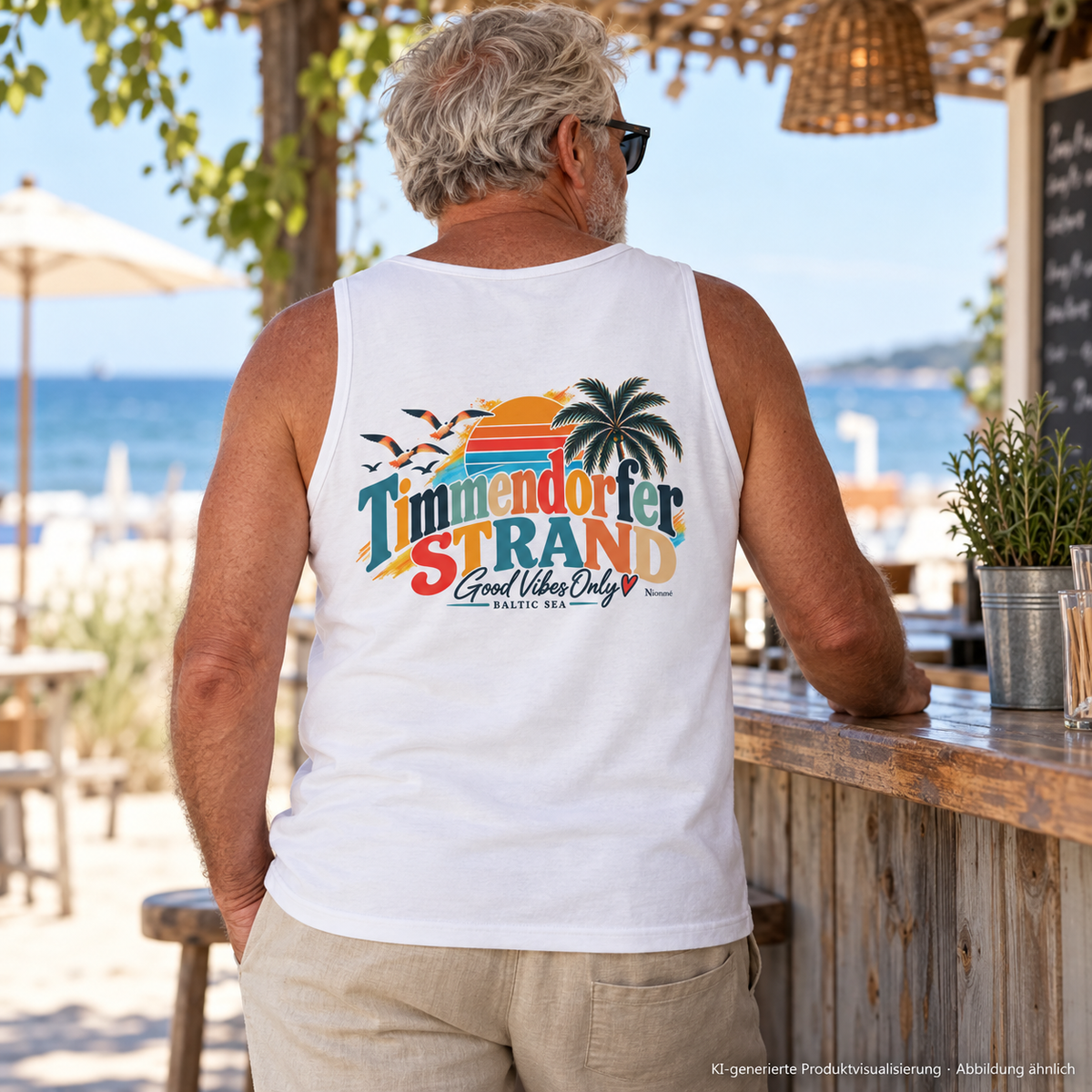 KI-generierte Produktvisualisierung: weißes Herren-Tanktop mit Timmendorfer-Strand-Rückenmotiv im Strandcafé.