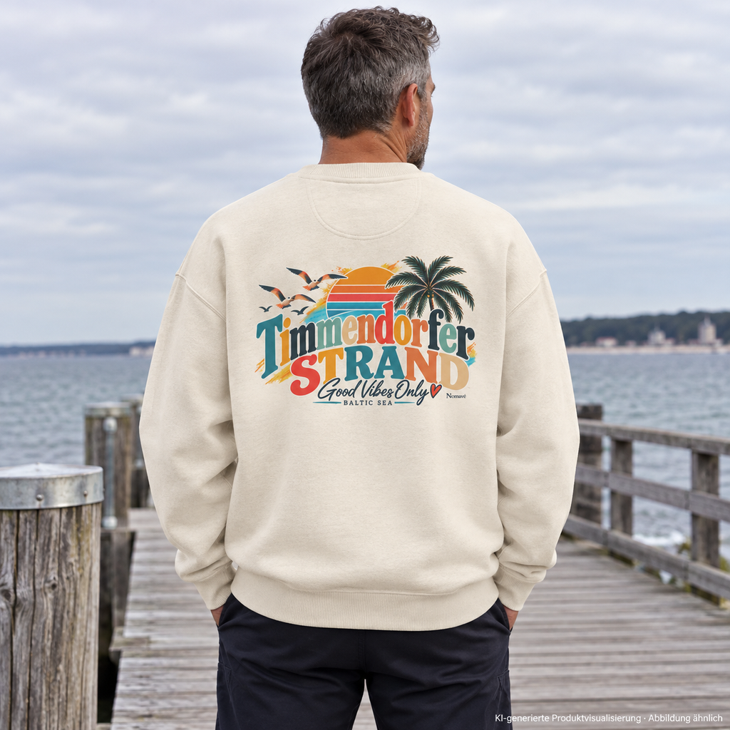 KI-generierte Produktvisualisierung: Mann im Natural-Raw-Oversize-Sweatshirt mit Good-Vibes-Only-Rückenprint auf einem Steg.