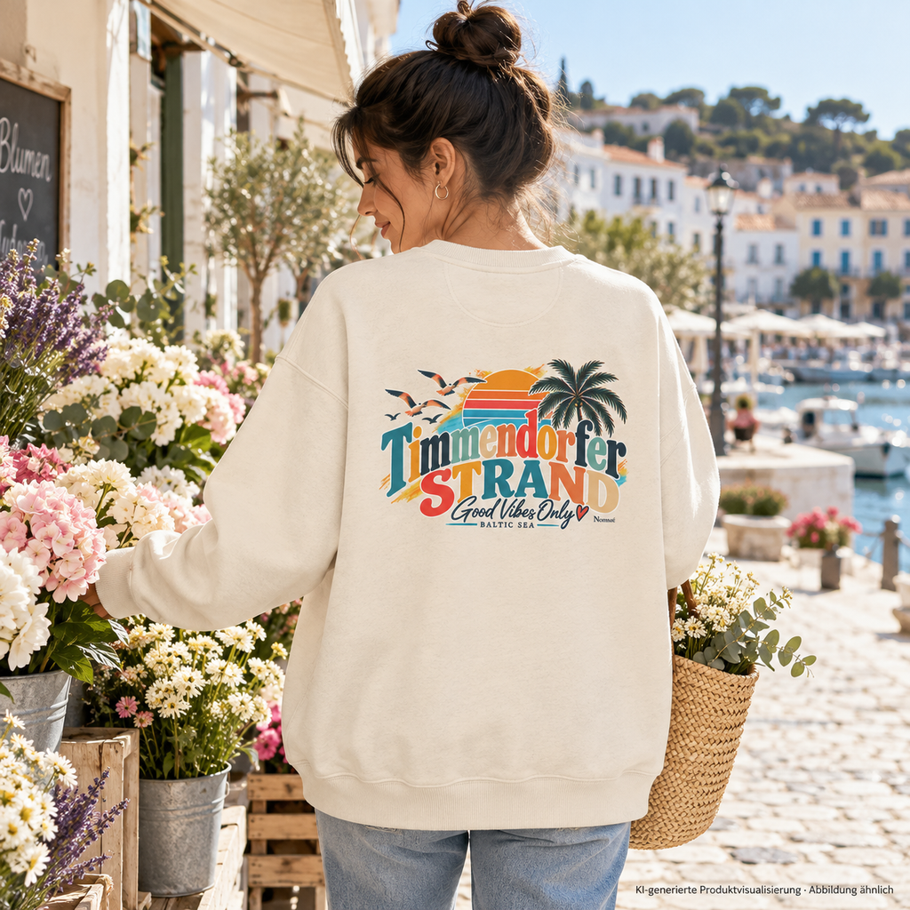 KI-generierte Produktvisualisierung: Frau im naturfarbenen Oversize-Sweatshirt mit Timmendorfer-Strand-Rückenprint an einem Küstenblumenstand.