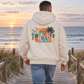 KI-generierte Produktvisualisierung: Mann im Natural-Raw-Oversize-Hoodie mit Good-Vibes-Only-Rückenprint am Strandzugang.