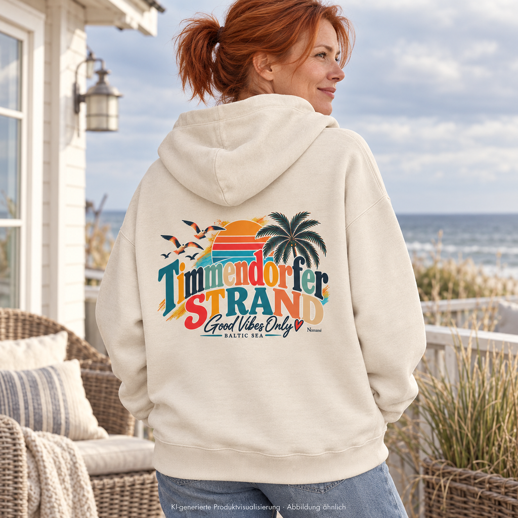 KI-generierte Produktvisualisierung: Frau im naturfarbenen Oversize-Hoodie mit Timmendorfer-Strand-Rückenprint auf einer Ferienhausterrasse.
