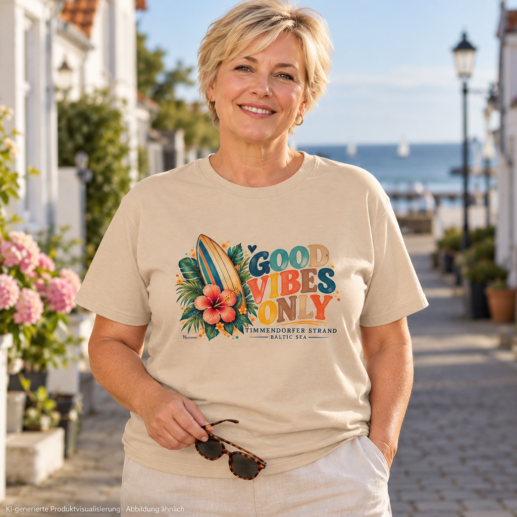 KI-generierte Produktvisualisierung: Frau im naturfarbenen Heavy-Cotton-T-Shirt mit Surfboard- und Hibiskus-Frontprint in einem Küstenort.