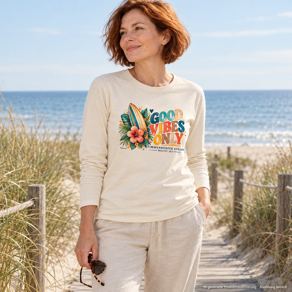 KI-generierte Produktvisualisierung: Frau im Natural-Raw Bio-Langarmshirt mit Surf-Vibes-Frontprint aus Surfboard, Hibiskus und Good Vibes Only am Ostsee-Strandzugang.
