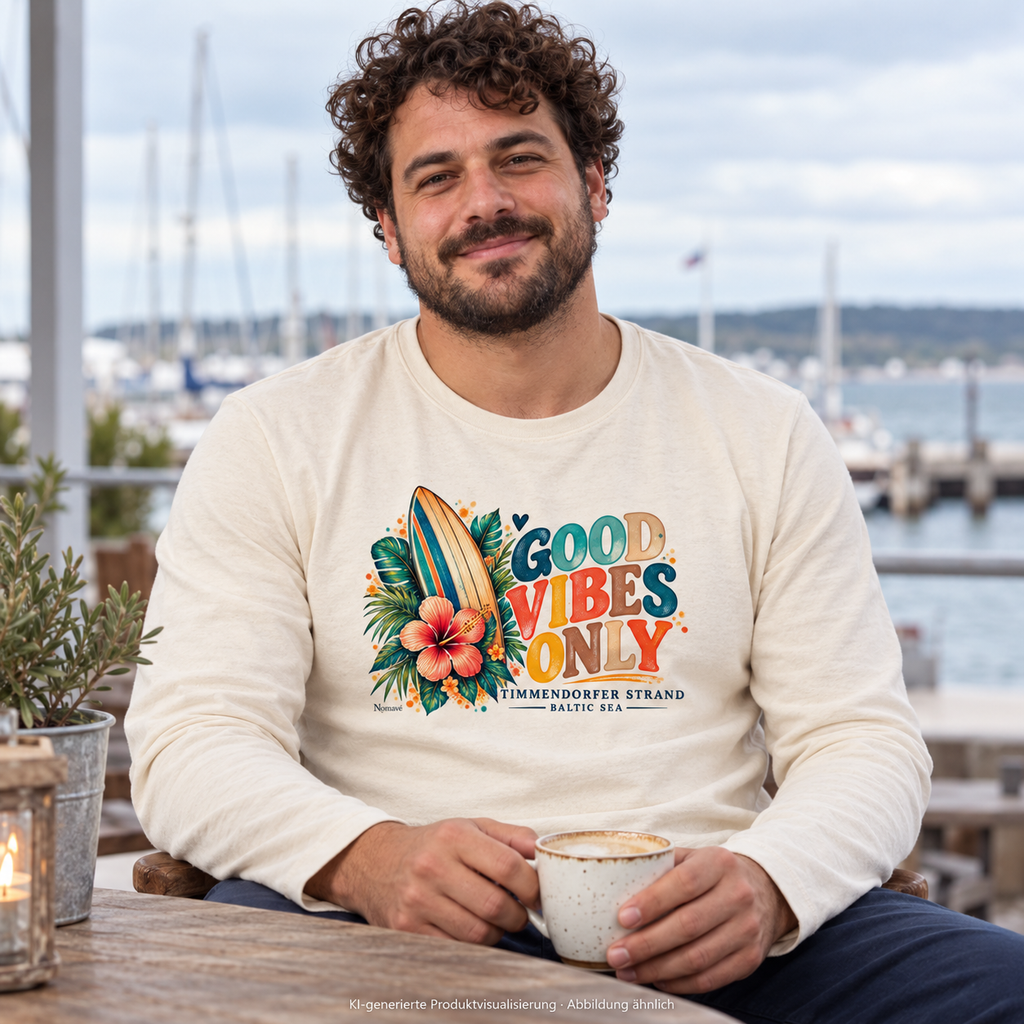 KI-generierte Produktvisualisierung: Mann im Natural-Raw Unisex-Langarmshirt mit Timmendorfer Surf-Vibes-Frontprint im Küstencafé an der Marina.