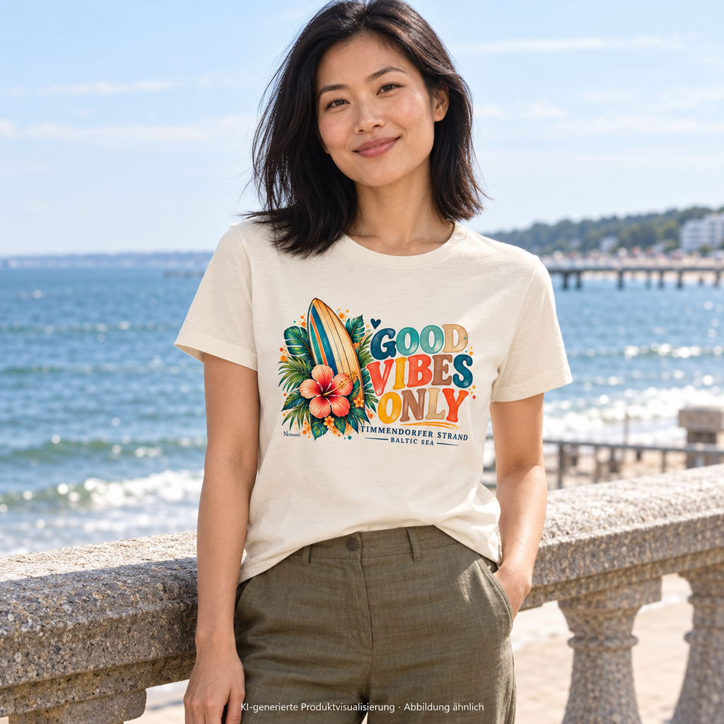 KI-generierte Produktvisualisierung: Frau im Damen Bio-T-Shirt in Natural Raw mit Surf-Vibes-Frontprint an der Ostsee-Promenade.