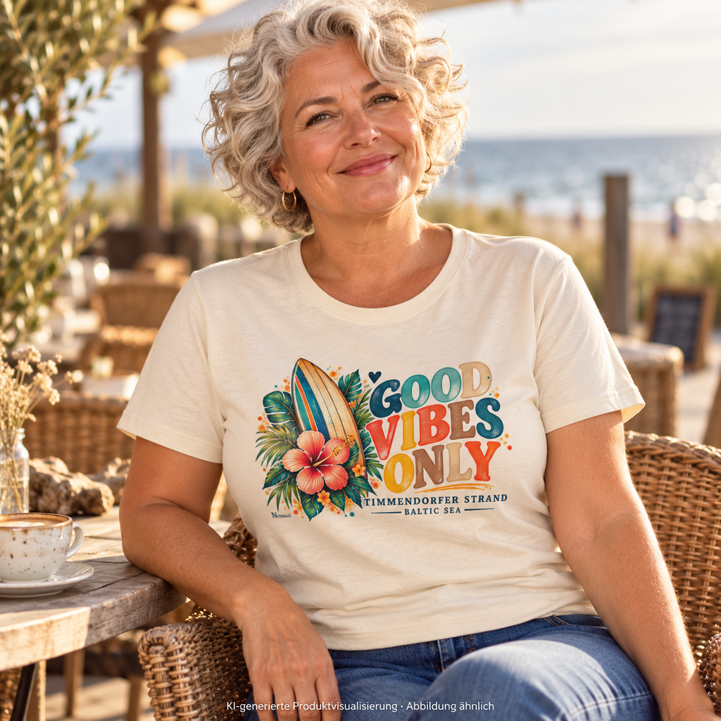 KI-generierte Produktvisualisierung: Frau im Natural-Raw Damen-Shirt mit Surfboard-, Hibiskus- und Good-Vibes-Only-Frontprint auf einer Küstencafé-Terrasse.