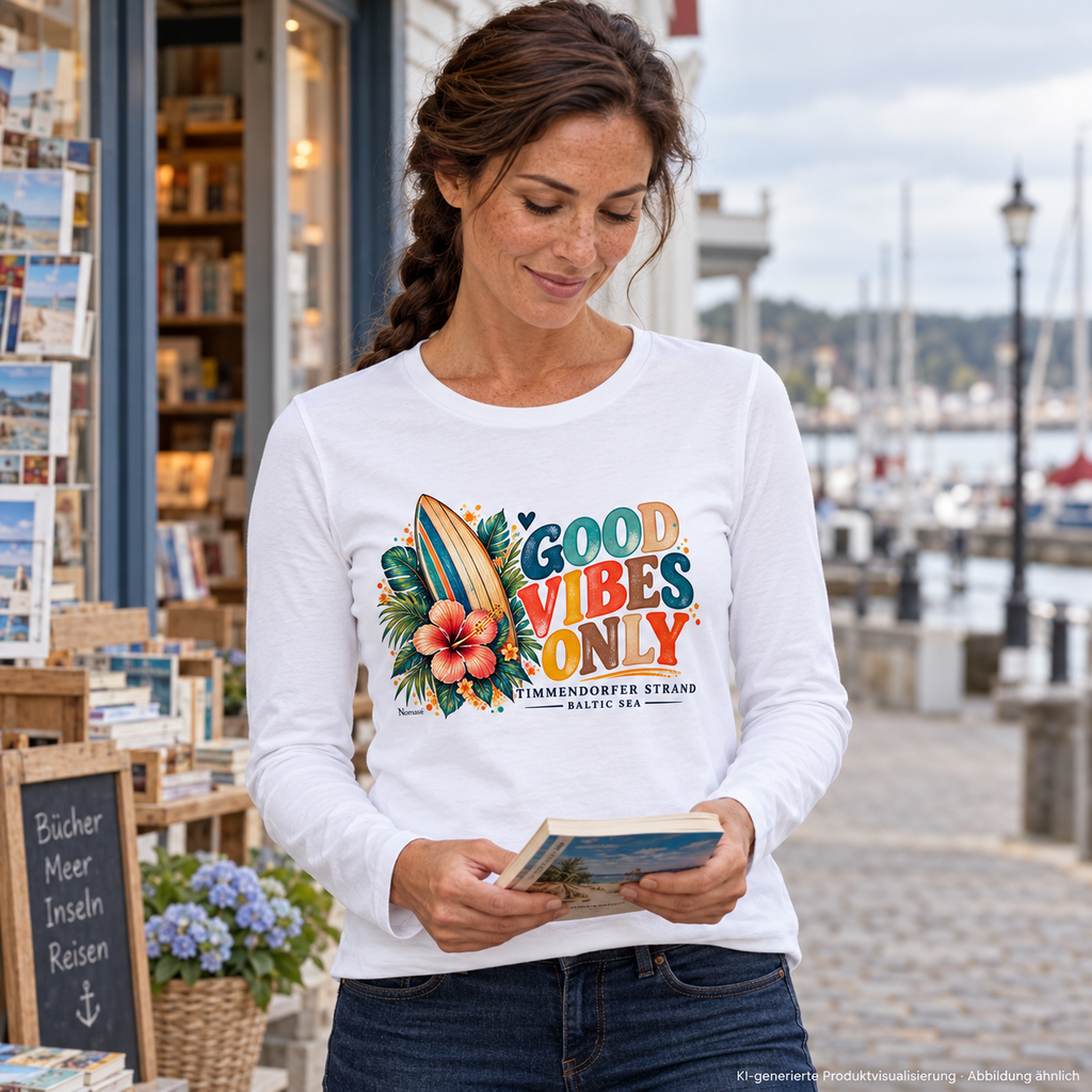 KI-generierte Produktvisualisierung: Frau im weißen Damen Bio-Langarmshirt mit Timmendorfer Surf-Vibes-Frontprint vor einer Küstenbuchhandlung.
