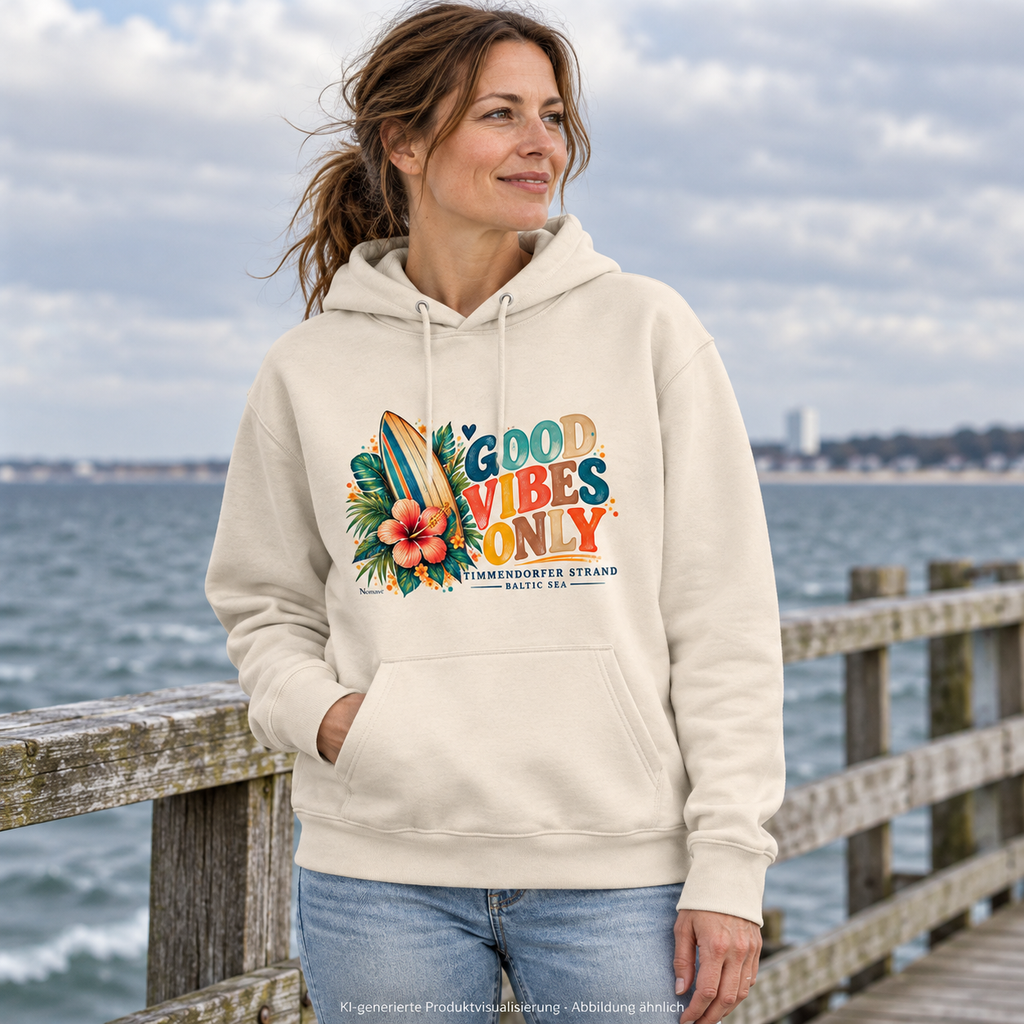 KI-generierte Produktvisualisierung: Frau im Unisex Bio-Hoodie in Natural Raw mit Timmendorfer Surf-Vibes-Frontprint auf einem Ostsee-Pier.