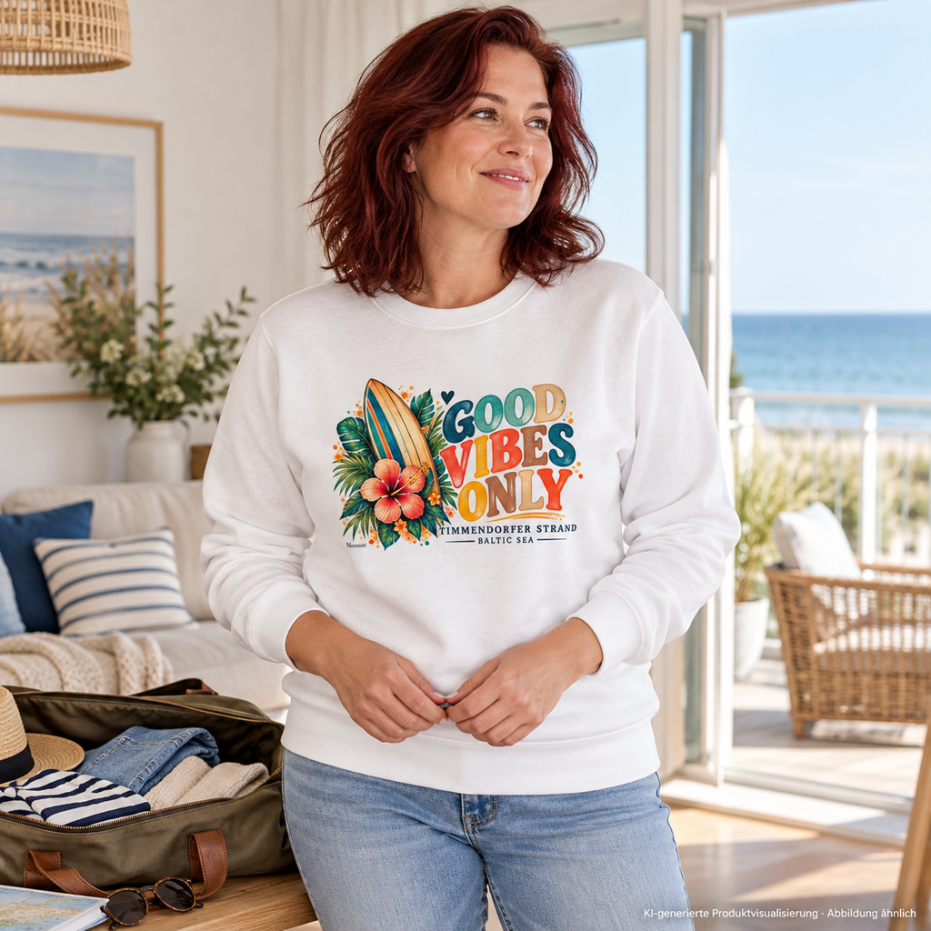 KI-generierte Produktvisualisierung: Frau im weißen Unisex Bio-Sweatshirt mit Timmendorfer Surf-Vibes-Frontprint beim Vorbereiten eines Ausflugs im Ferienapartment.