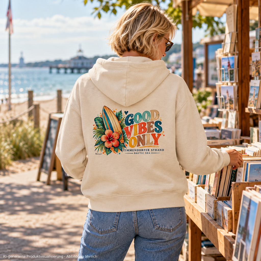 KI-generierte Produktvisualisierung: Frau im Natural-Raw Bio-Zipper mit Timmendorfer Surf-Vibes-Rückenprint am Bücherstand an der Ostsee.