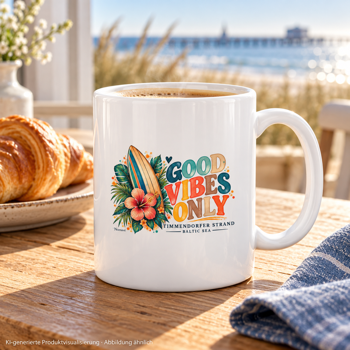 Timmendorfer Surf-Vibes-Glossy-Tasse am hellen Frühstückstisch mit Kaffee und Croissant – KI-generierte Produktvisualisierung