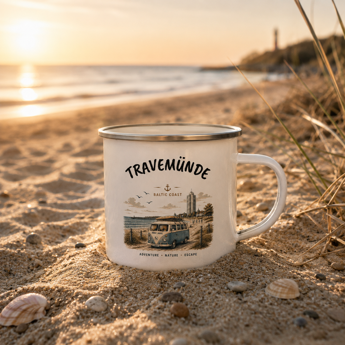 Travemünde Bulli – Baltic Coast Emaillebecher in einer maritimen Travemünde Produktaufnahme