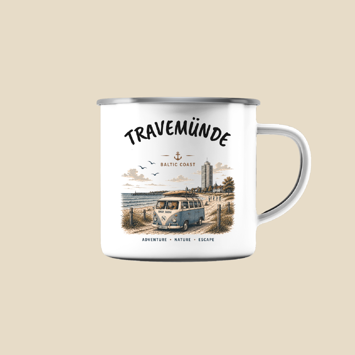 Travemünde Bulli – Baltic Coast Emaillebecher in einer maritimen Travemünde Produktaufnahme
