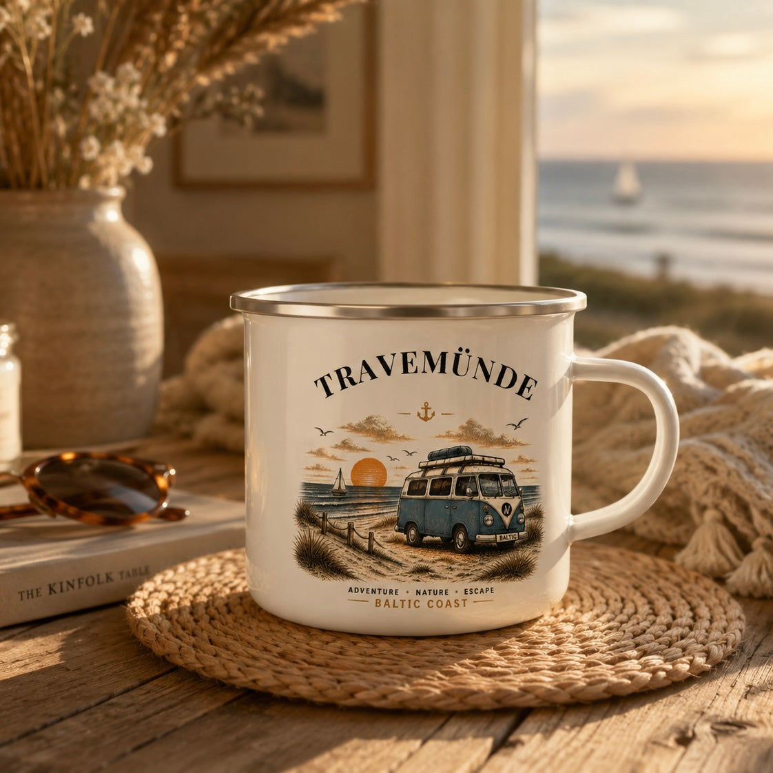 Travemünde Bulli – Baltic Coast Emaillebecher in einer maritimen Travemünde Produktaufnahme