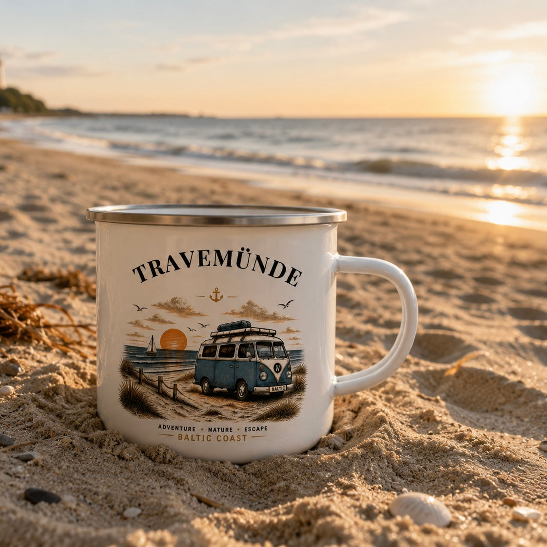 Travemünde Bulli – Baltic Coast Emaillebecher in einer maritimen Travemünde Produktaufnahme