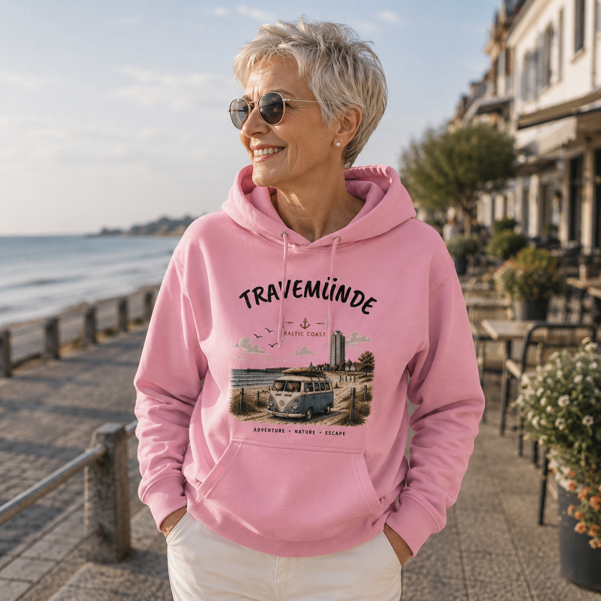 Lifestyleaufnahme mit Travemünde Bulli – Bio-Hoodie – Helle Edition an der Ostsee