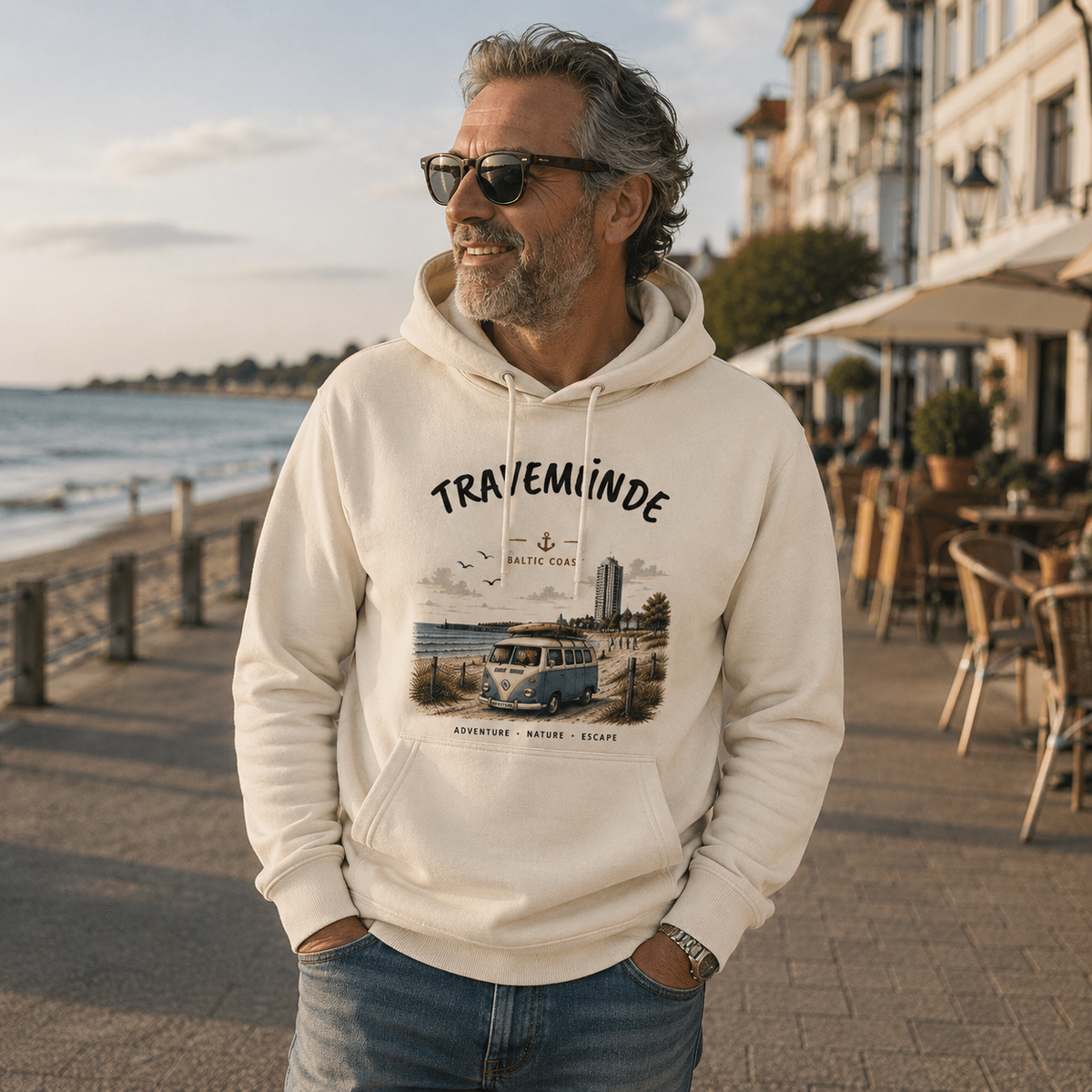 Lifestyleaufnahme mit Travemünde Bulli – Bio-Hoodie – Helle Edition an der Ostsee