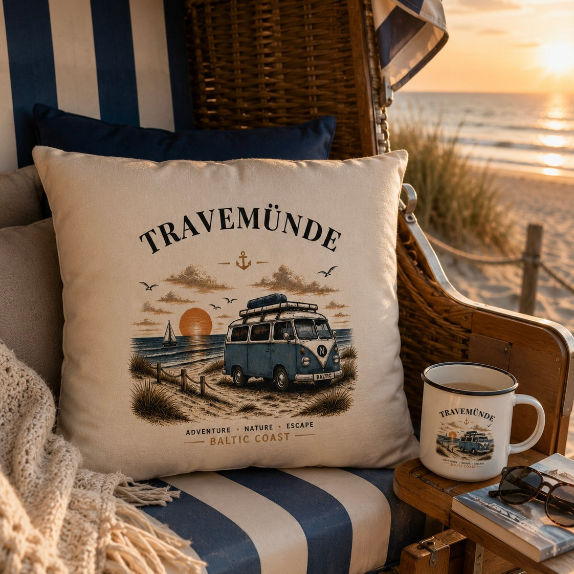Travemünde Bulli – Baltic Coast Kissen 40 × 40 cm in einer maritimen Travemünde Produktaufnahme