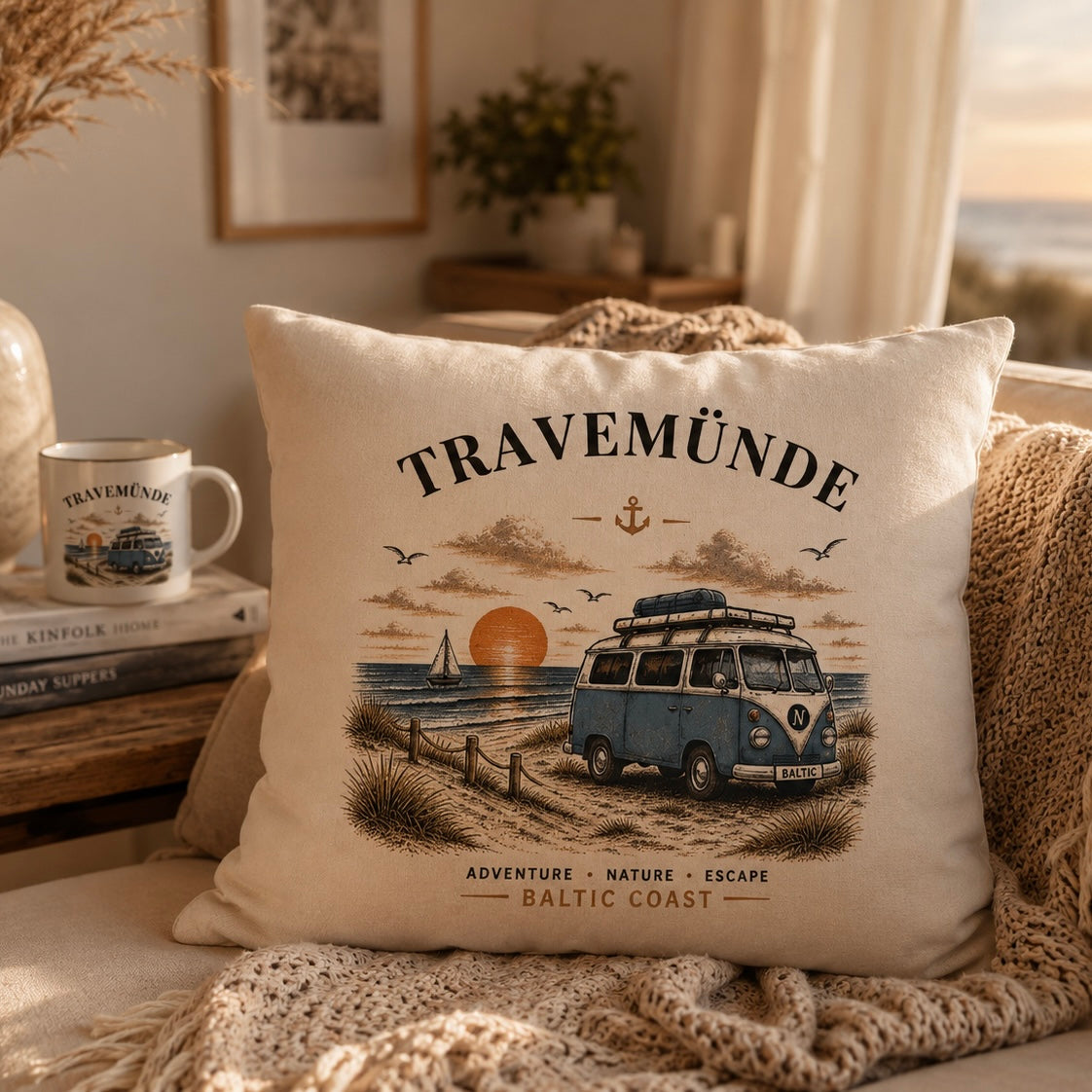 Travemünde Bulli – Baltic Coast Kissen 40 × 40 cm in einer maritimen Travemünde Produktaufnahme