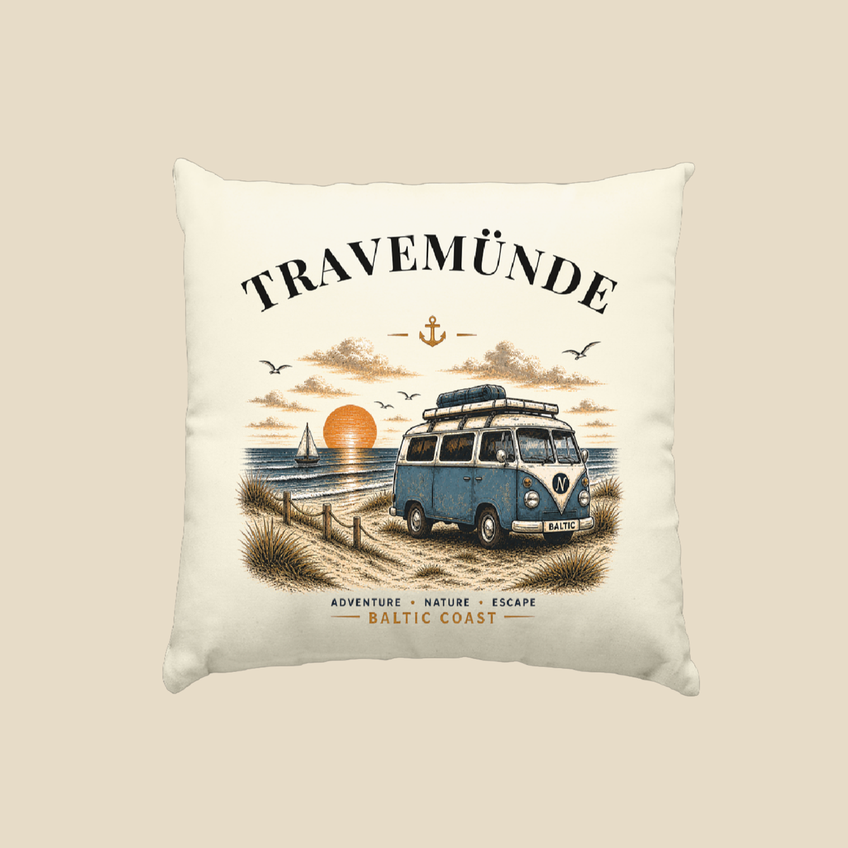 Travemünde Bulli – Baltic Coast Kissen 40 × 40 cm in einer maritimen Travemünde Produktaufnahme