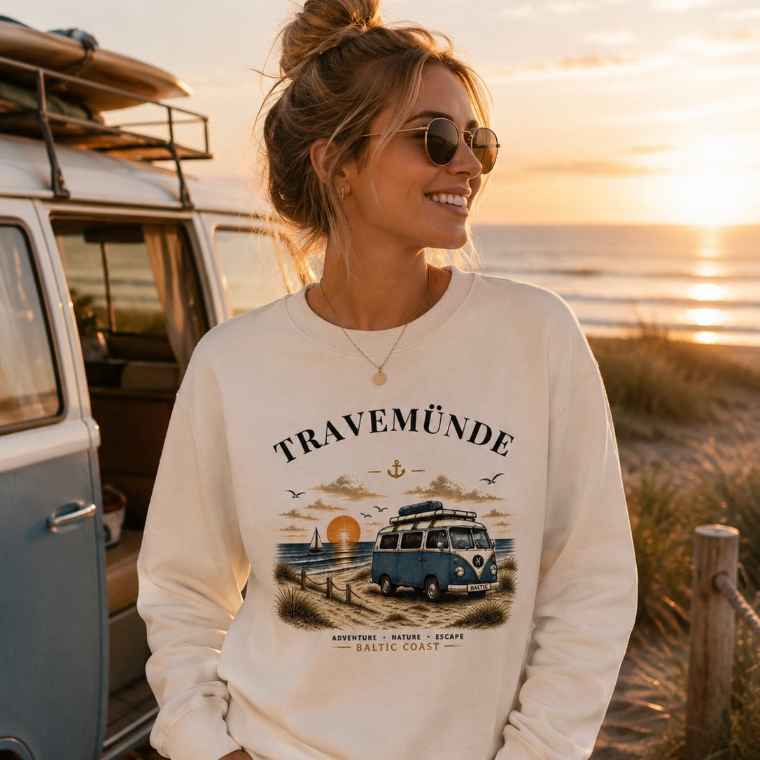 Lifestyleaufnahme mit Travemünde Bulli – Bio-Sweatshirt – Helle Edition an der Ostsee