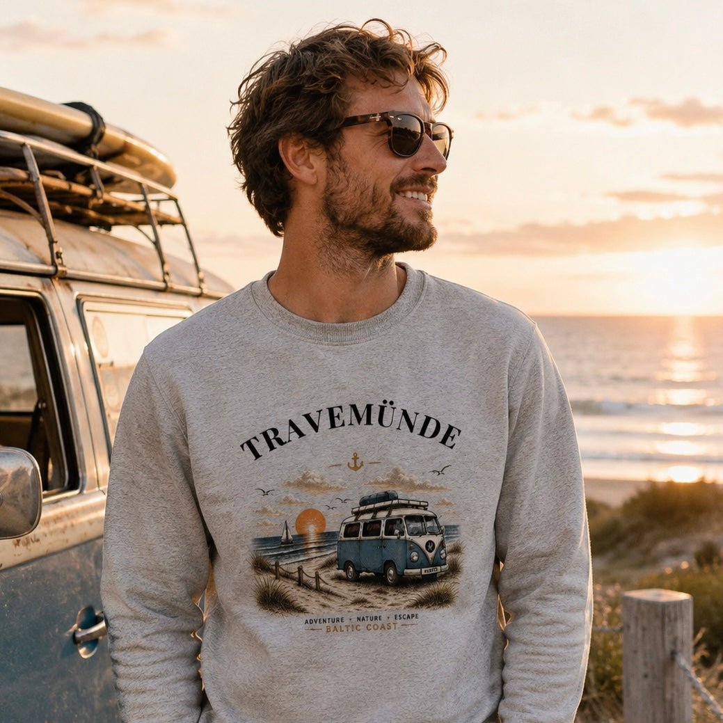 Lifestyleaufnahme mit Travemünde Bulli – Bio-Sweatshirt – Helle Edition an der Ostsee