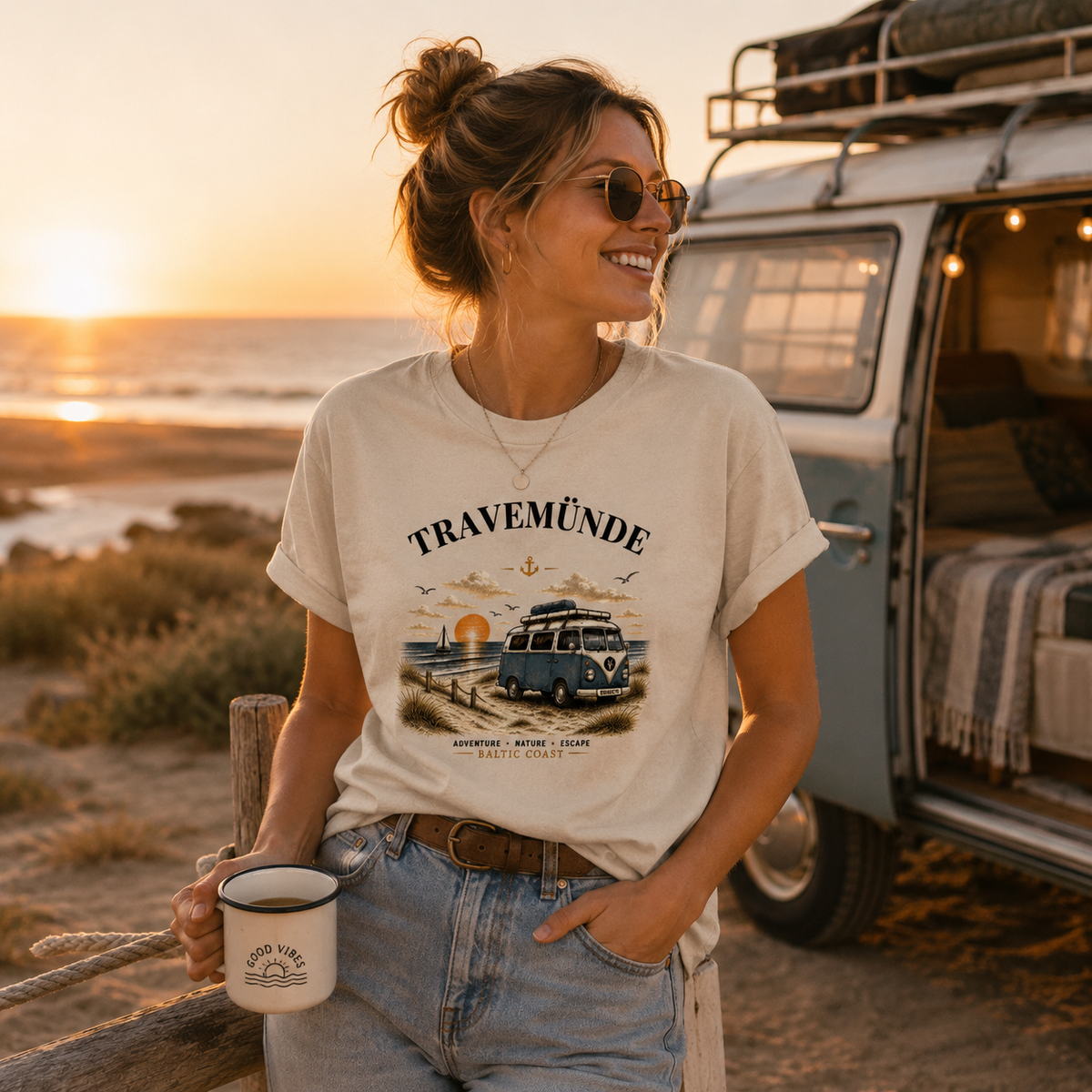 Lifestyleaufnahme mit Travemünde Bulli – Bio T-Shirt – Helle Edition an der Ostsee
