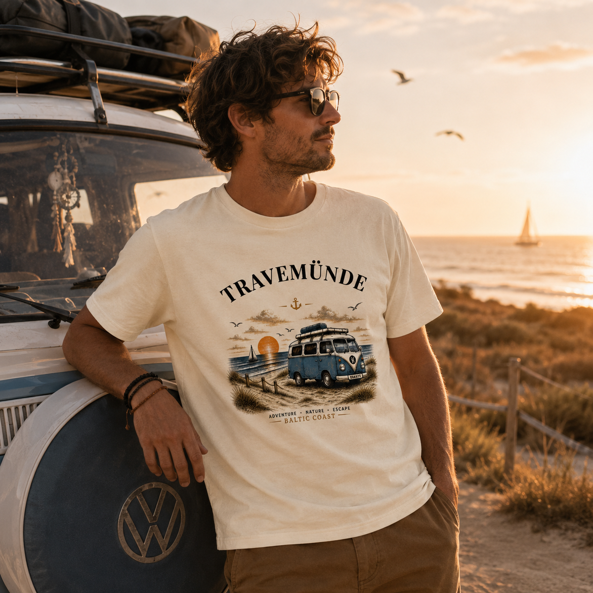 Lifestyleaufnahme mit Travemünde Bulli – Bio T-Shirt – Helle Edition an der Ostsee