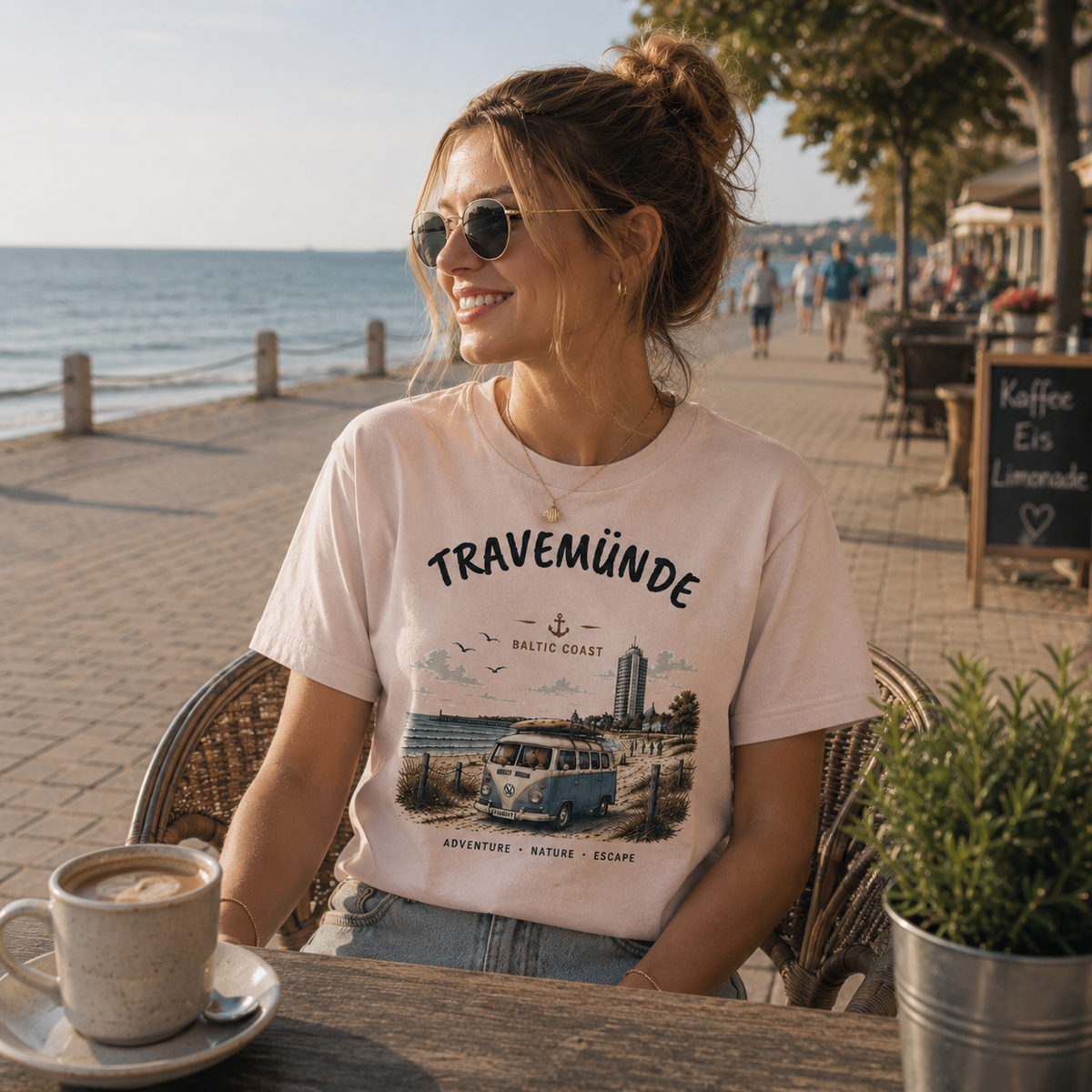 Lifestyleaufnahme mit Travemünde Bulli – Bio T-Shirt – Helle Edition an der Ostsee