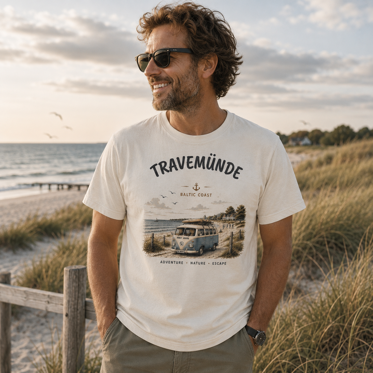 Lifestyleaufnahme mit Travemünde Bulli – Bio T-Shirt – Helle Edition an der Ostsee