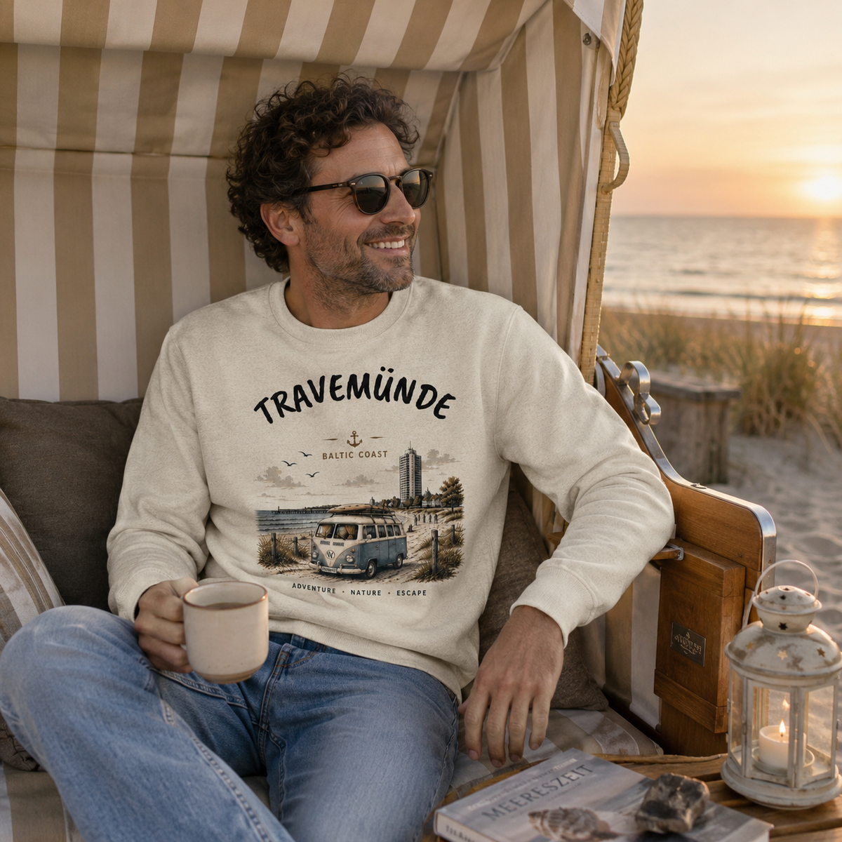Lifestyleaufnahme mit Travemünde Bulli – Bio-Sweatshirt – Helle Edition an der Ostsee